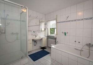 Dusche, Haartrockner, Handtücher, Seife