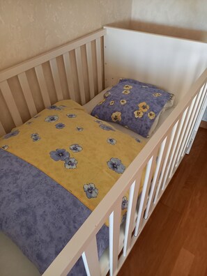 3 間睡房、房內夾萬、書桌、熨斗/熨衫板