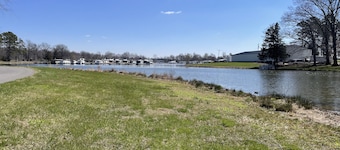 PLAY PORT MARINA. Eclipse Hot Spot. Lake front campsite. North Lot parking