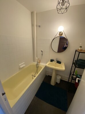 Secador de cabelo, toalhas de banho, sabonete, shampoo