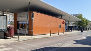 Une gare routière dotée d’un abri, d’un panneau d’affichage avec un plan et d’une signalisation indiquant le service « Infobus ».