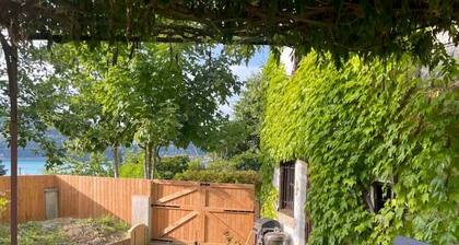 La Ferme Tchoukar, Ferme Dauphinoise à 10min du lac à Pied
