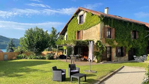 La Ferme Tchoukar, ferme Dauphinoise à 10min du lac à pied.