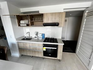 Kjøleskap, mikrobølgeovn, kokeplater og oppvaskmaskin