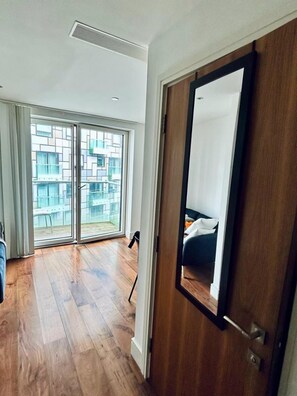 View from property - Studio Apartment w/ Balcony In Canary Wharf (London)