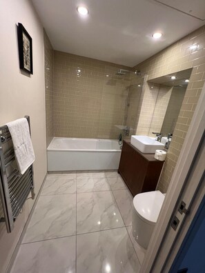 Baignoire et douche séparées, baignoire profonde, séchoir à cheveux