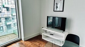 Interior - Studio Apartment w/ Balcony In Canary Wharf (London)