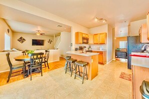 Interior - 🔶Vibrant Deer Meadow🔶 Wine,Game,Theatre, HotTub
(Colorado Springs)