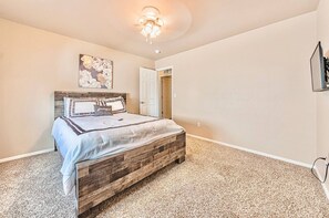 4 bedrooms, iron/ironing board, WiFi, bed sheets - 🔶Vibrant Deer Meadow🔶 Wine,Game,Theatre, HotTub
(Colorado Springs)