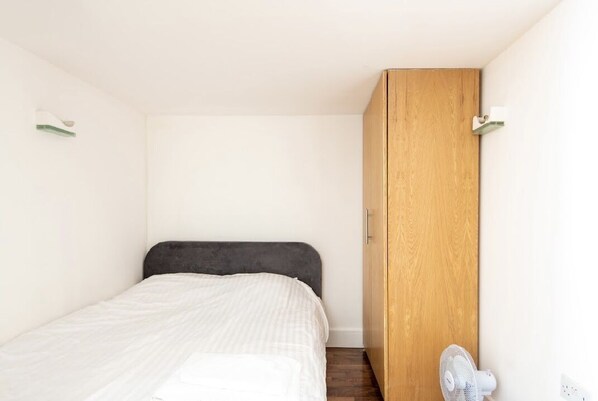 1 多间卧室、熨斗/熨衣板、床单