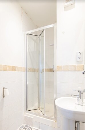 吹风机、毛巾、肥皂、卫生纸