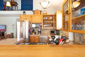 Fridge, microwave, oven, stovetop - Alpenglow- Great location in Town of Crested Butte (Crested Butte)
