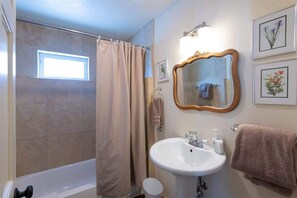 Dusche, Haartrockner, Handtücher, Shampoo