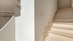A staircase with wooden steps and a white wall. - 3796 Casa Solero by Barbarhouse (Melendugno)