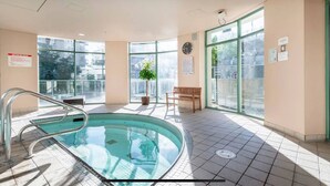 Ein Poolbereich mit einer Bank, einer Uhr und einem Blumentopf.