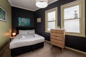 Basic Apartment | 2 bedrooms, laptop workspace, bed sheets - Unique 2BR Converted Storefront APT in Alphington! (Alphington)