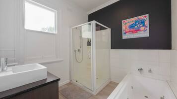 Basic Apartment | Bathroom