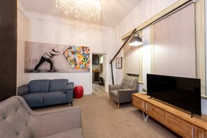 Departamento básico | Área de sala de estar | Televisión 