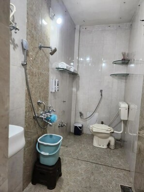 Dusch, hårtork, tvål och toalettpapper