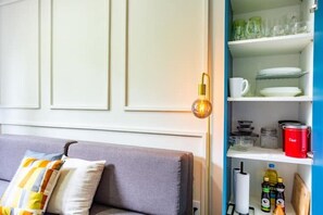 冷蔵庫、電子レンジ、コンロ、コーヒー / ティーメーカー