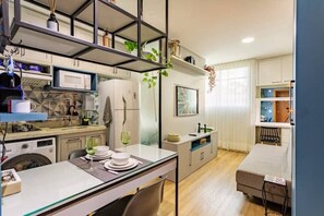 冷蔵庫、電子レンジ、コンロ、コーヒー / ティーメーカー