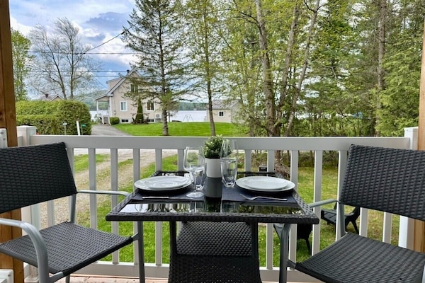 Balcon à l'avant du chalet avec vue partielle sur le lac