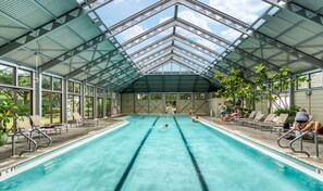 Una piscina techada, una piscina climatizada