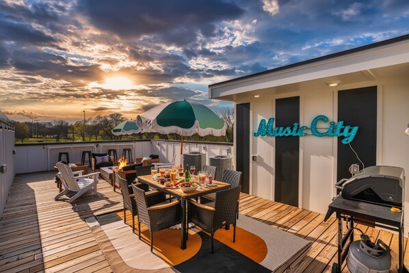 Outdoor dining - Bluegrass Bungalow 2 | Parkside Views | Nashville Vibes (Nashville)