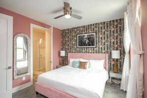 8 habitaciones, tabla de planchar con plancha y acceso a internet