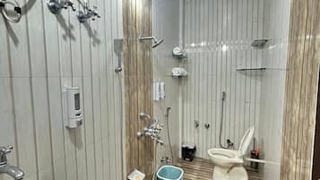 Chuveiro, secador de cabelo, toalhas de banho, sabonete