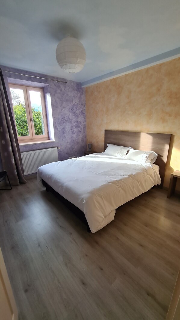 6 bedrooms, travel cot, bed sheets