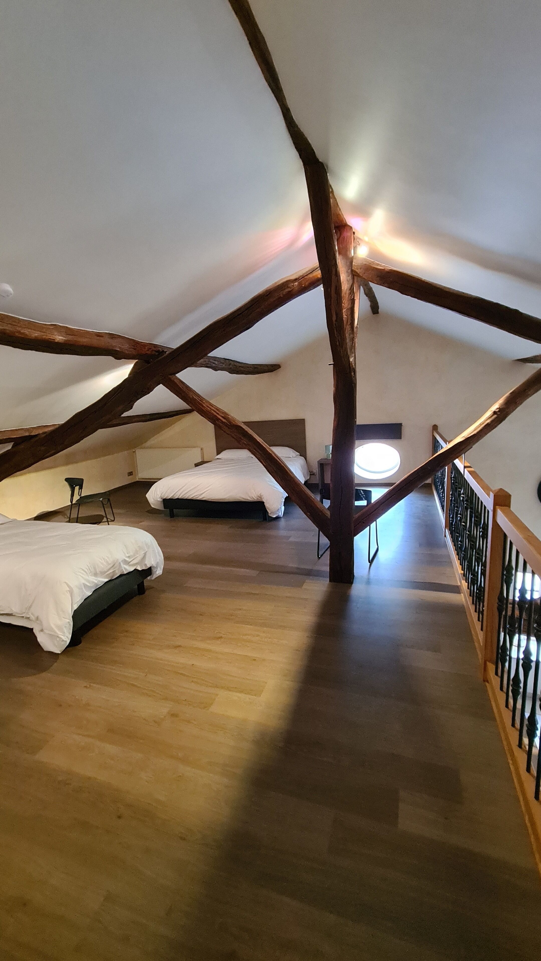 6 habitaciones, cuna de viaje y ropa de cama 