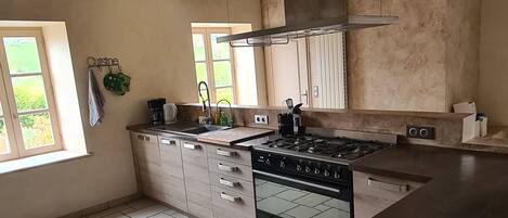 ثلاجة، ميكروويف، فرن، موقد طهي مسطح