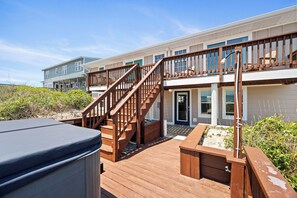 Terrace/patio - Refurbished Oceanfront 7BR w/ Hot Tub, Game Room & Spacious Gathering Areas (Emerald Isle)