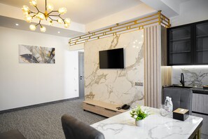 Executive-sviitti | Ylelliset vuodevaatteet, minibaari, tallelokero huoneessa