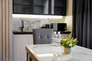 Phòng Suite Executive | Bộ đồ giường cao cấp, minibar, két bảo mật tại phòng 