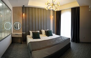 Phòng Suite Executive | Bộ đồ giường cao cấp, minibar, két bảo mật tại phòng 