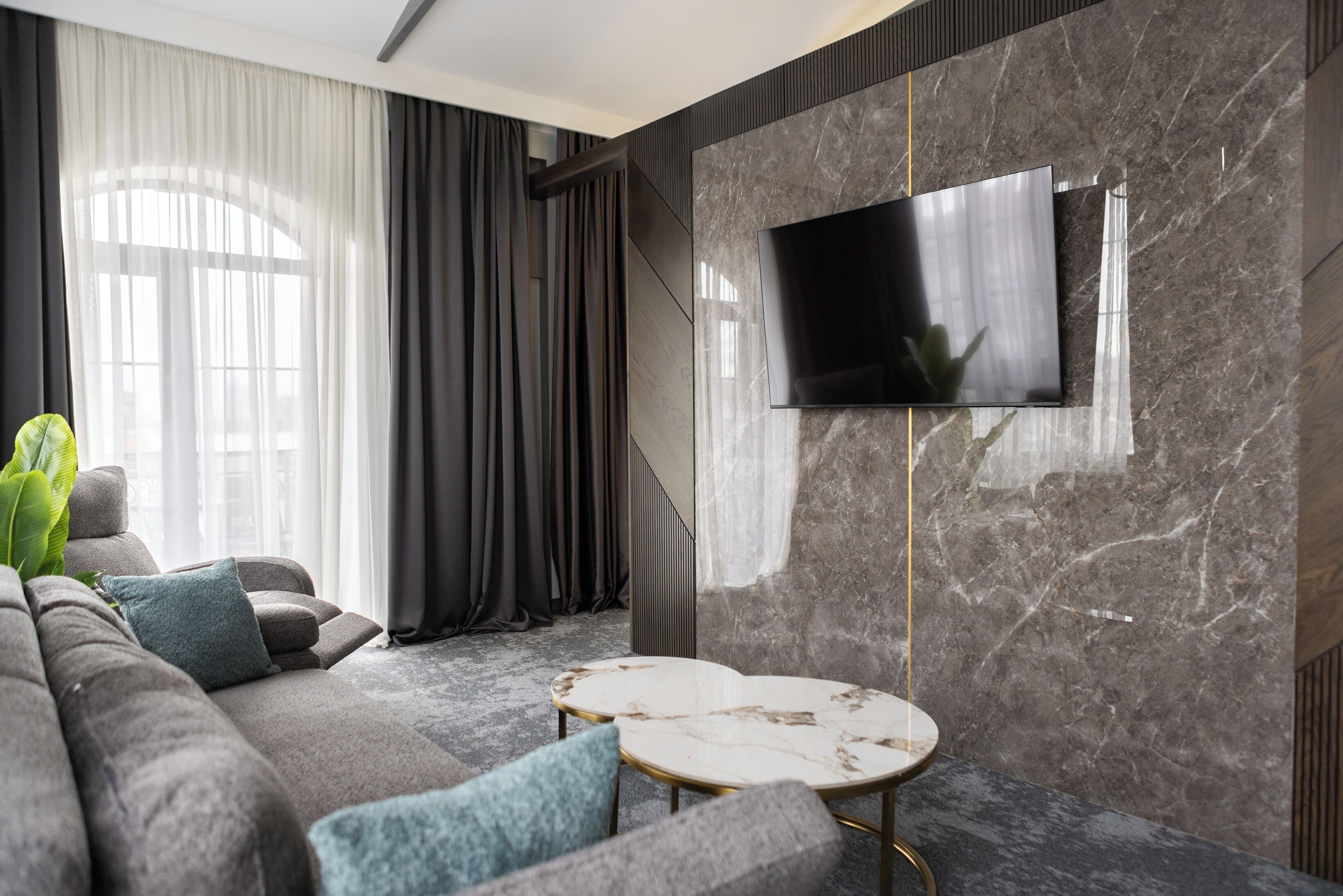 غرفة فاخرة. | أغطية فراش متميزة وميني بار وخزنة داخل الغرفة وبديكورات فريدة لكل غرفة