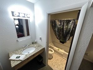 Bathroom - Trails Inn Quadna Mountain Motel & RV (Hill City)