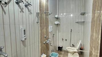 Chuveiro, secador de cabelo, toalhas de banho, sabonete