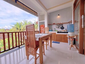 Outdoor dining - Modern room with natural lighting
(Bali)