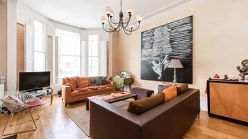 Basic Apartment | Living area | TV