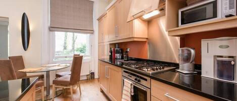 Lägenhet Basic | Eget kök | Kylskåp, mikrovågsugn, ugn och spishäll