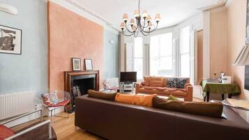 Basic Apartment | Living area | TV