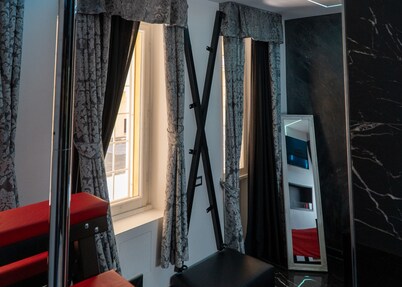 Luxury suite con vasca idromassaggio a tema Eros vicina al centro di Roma