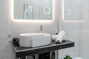 Jetted tub, hair dryer, bidet, towels