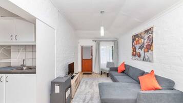 Basic Apartment | Living area