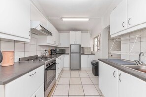 Basic Apartment | Dapur peribadi | Peti sejuk, ketuhar gelombang mikro, ketuhar, dapur