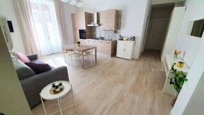 Ein modernes Apartment mit Wohnbereich, Essbereich und Küche.