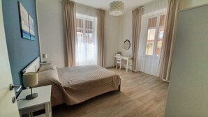 Ein Schlafzimmer mit Bett, Schreibtisch und Stuhl.
